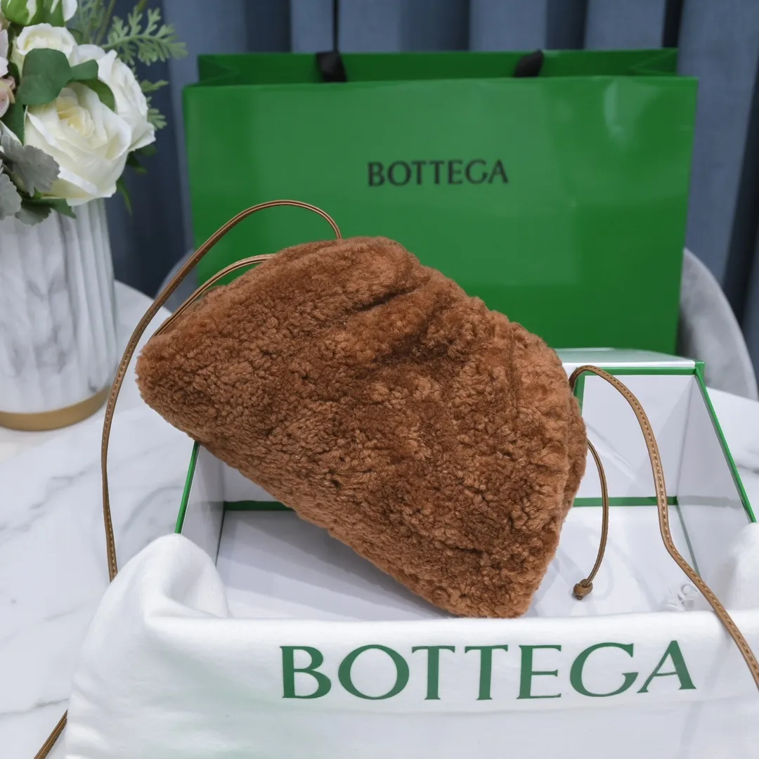 The small caramel 🐱BV pouch is the fluffy version of the cloud bag. It’s here, it’s here, it’s here with the fluff. You’ll know how cute it is when you see the real thing! The soft and fluffy feel is really great. Rua, this year’s furry style, I stand on bv! ! Whether it is a jodie cloud bag or a tote, not all curly teddy fur can be used to make goods. The curl size of the fur directly affects the similarity of the entire bag. Material: full fur and lambskin ➕ lambskin lining is much more expensive than full leather! Again, if you don’t want to develop ZP, of course you have to be willing to spend money ~ 22*13*5,